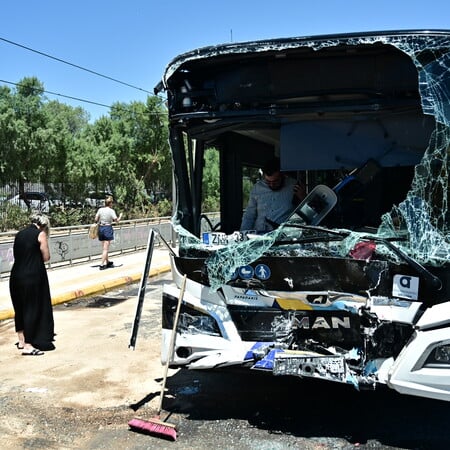 Τροχαίο με λεωφορεία στη Βούλα: Φρουρούμενη νοσηλεύεται η 55χρονη οδηγός - 14 επιβάτες παραμένουν στα νοσοκομεία