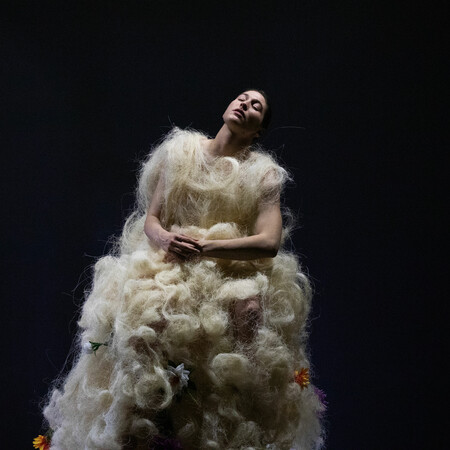 «Darkest White»: Ένα σύμπαν που εξερευνά την ανθεκτικότητα και τη δύναμη της γυναίκας 