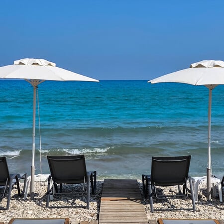 Έως 235 ευρώ για μια ξαπλώστρα στην πρώτη σειρά - Το κόστος του μπάνιου στην Αττική