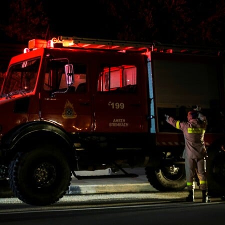 Φωτιά τώρα στα Άνω Λιόσια κοντά στον Προαστιακό