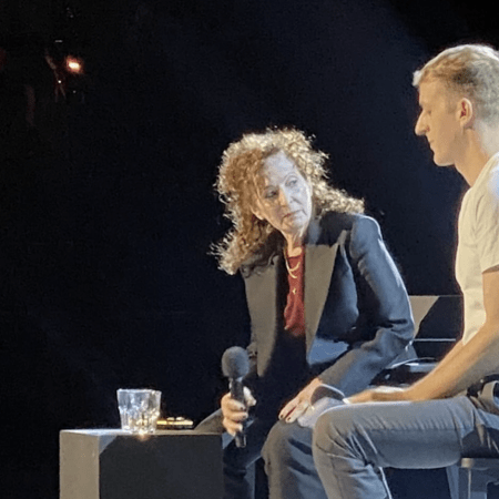 Η Nan Goldin συγκλονίζει στην Aρλ: «Αυτό που συμβαίνει στη Γάζα είναι η πρώτη γενοκτονία σε live μετάδοση»