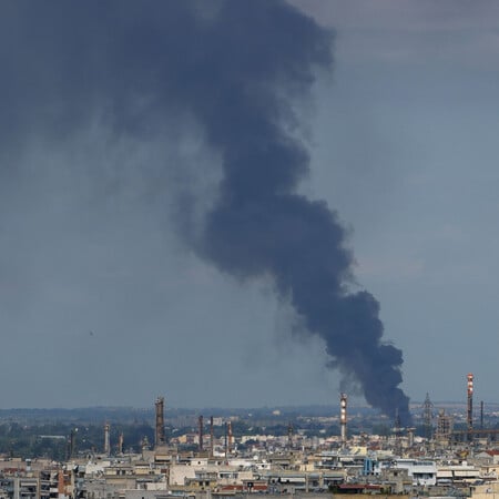 Φωτιά: Μαίνεται η πυρκαγιά σε εταιρεία ανακύκλωσης στη Σίνδο - Ενισχύθηκαν οι δυνάμεις της Πυροσβεστικής