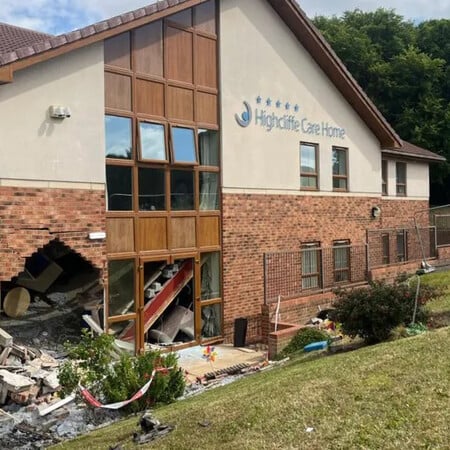 BMW έπεσε σε τοίχο οίκου ευγηρίας στο Σάντερλαντ - Δύο ηλικιωμένες νεκρές