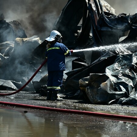 Φωτιά στη Ριτσώνα: Το εργοστάσιο πλαστικών καταστράφηκε ολοσχερώς