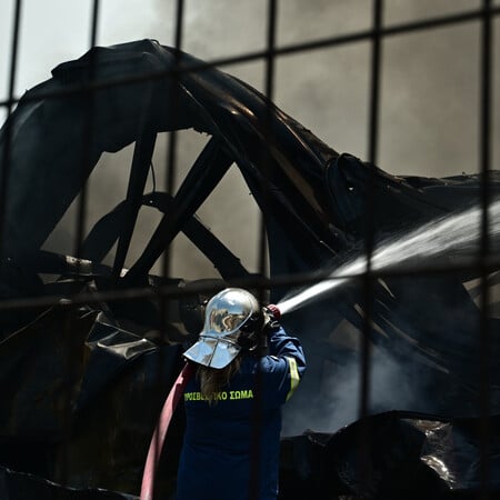 Ριτσώνα: Μαίνεται η μεγάλη φωτιά στο εργοστάσιο - Μαύροι καπνοί κατέκλυσαν την περιοχή