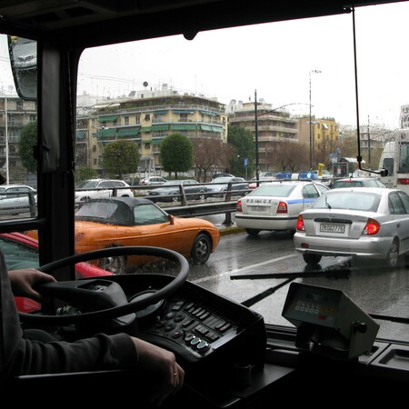 Οδηγός λεωφορείου κυνήγησε με το όχημα και τραυμάτισε συνάδελφό του