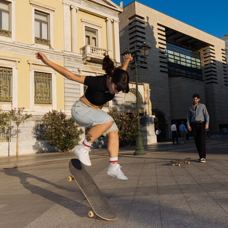 Κάθε απόγευμα Τρίτης οι Αθηναίες μαθαίνουν να κάνουν skate στην πλατεία Κοτζιά
