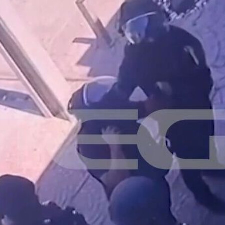 Αχαρνές: Η στιγμή που οι αστυνομικοί μπαίνουν στο κατάστημα που κλείδωσαν τους ληστές