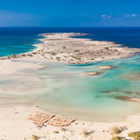 Η Corona γιορτάζει 100 χρόνια This is living σε τρεις εμβληματικές ελληνικές παραλίες