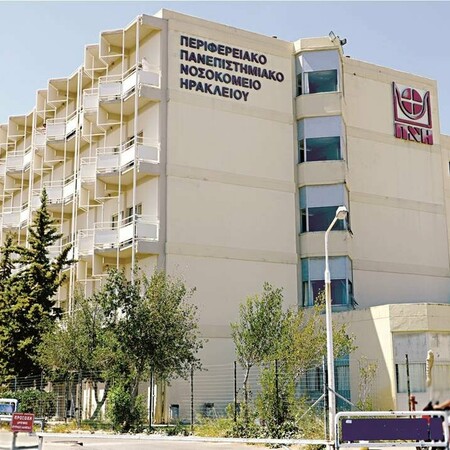 Ηράκλειο: ΙΧ παρέσυρε 4χρονη και τον πατέρα της όταν βγήκαν από το ΠΑΓΝΗ - Στη ΜΕΘ η ανήλικη