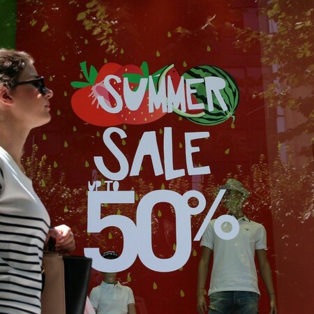 Θερινές εκπτώσεις 2025: Ποια καταστήματα είναι ανοιχτά σήμερα, Κυριακή 