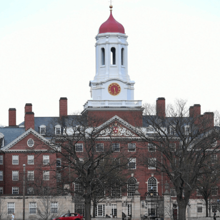 Harvard και κυβέρνηση Τραμπ στα δικαστήρια για τις χρηματοδοτήσεις που «κόβει» ο Λευκός Οίκος