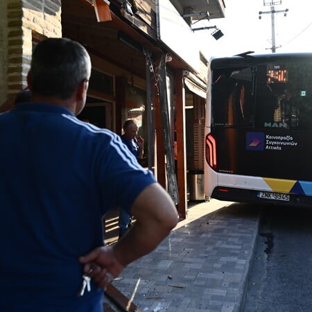 Μενίδι: Λεωφορείο συγκρούστηκε με σταθμευμένο όχημα και κολώνα φωτισμού