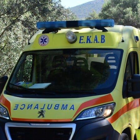 Τροχαίο στη Νίκαια: Αυτοκίνητο έπεσε σε πρόσοψη σούπερ μάρκετ - Τρεις τραυματίες