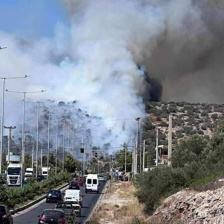 Φωτιά τώρα στη λεωφόρο Βάρης – Κορωπίου