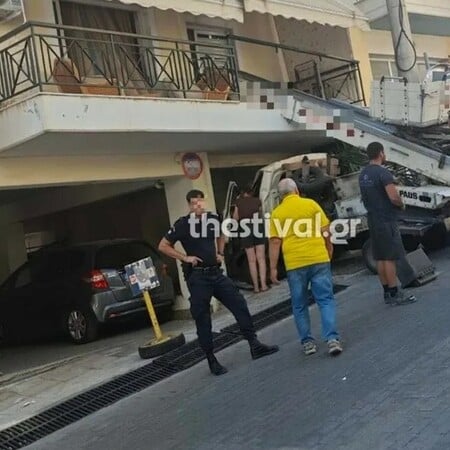 Γερανός έπεσε σε μπαλκόνι διαμερίσματος μετά το Περιστέρι και στη Θεσσαλονίκη