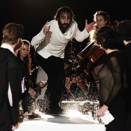 Κριτική για την παράσταση «ζ - η - θ , ο Ξένος» του Μιχαήλ Μαρμαρινού