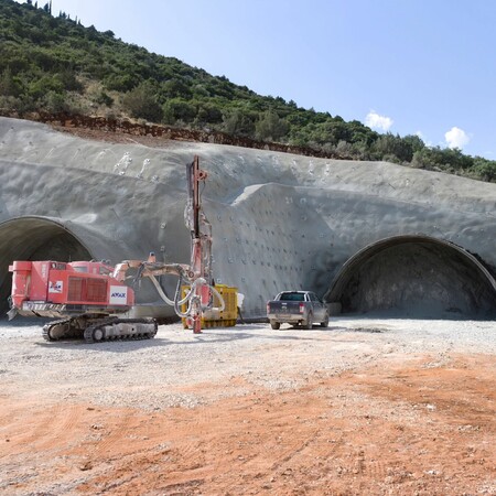 Μετά την Πατρών-Πύργου ο Μπράλος–Άμφισσα: Παίρνει μορφή ο «κρυμμένος» νέος δρόμος των δύο σηράγγων και των έξι γεφυρών