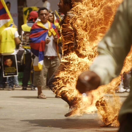 Μέσα από τις φλόγες 