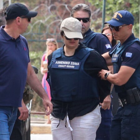Παλαιό Φάληρο: Στον ανακριτή η μητέρα της 4χρονης - Επιμένει πως άφησε νεκρό το παιδί στην παραλία 