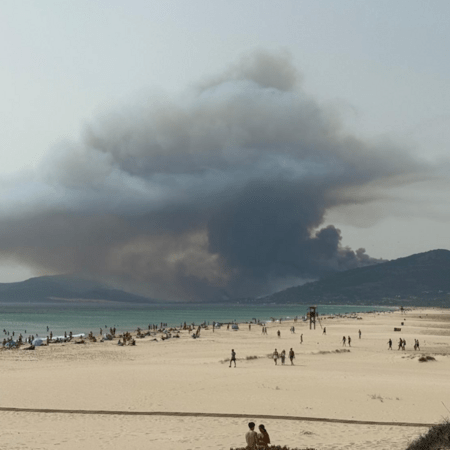 Φωτιά στην Ισπανία: Εσπευσμένες απομακρύνσεις σε ξενοδοχεία και κατασκηνώσεις