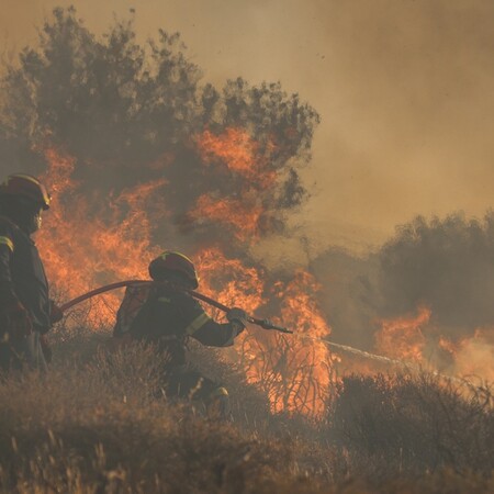 Φωτιά στον λόφο Κουλά στις Σέρρες – Μήνυμα 112 για ετοιμότητα στους κατοίκους