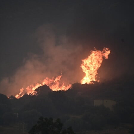 Live: Ένας νεκρός, καμένα σπίτια και ανυπολόγιστες καταστροφές από τη φωτιά στην Κερατέα