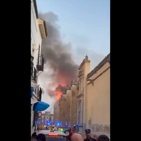 Κόρδοβα: Μεγάλη φωτιά στο ιστορικό τέμενος – καθεδρικό ναό της πόλης