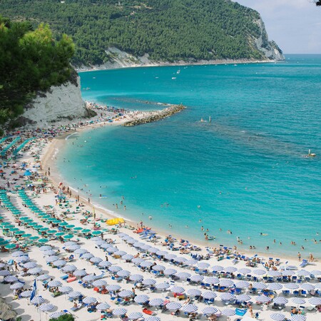 Οι Ιταλοί εγκαταλείπουν τις οργανωμένες παραλίες λόγω ακρίβειας: Από 30 έως 90 ευρώ η ομπρέλα