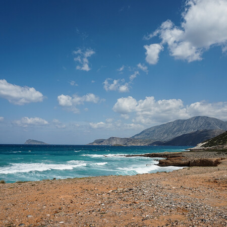 Ο καιρός σήμερα: Ζέστη και ισχυροί άνεμοι - Πού θα φτάσει ο υδράργυρος