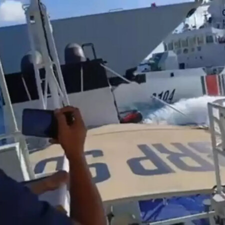 Κινεζικό πολεμικό πλοίο συγκρούστηκε με σκάφος της κινεζικής ακτοφυλακής ενώ καταδίωκε πλοίο των Φιλιππίνων