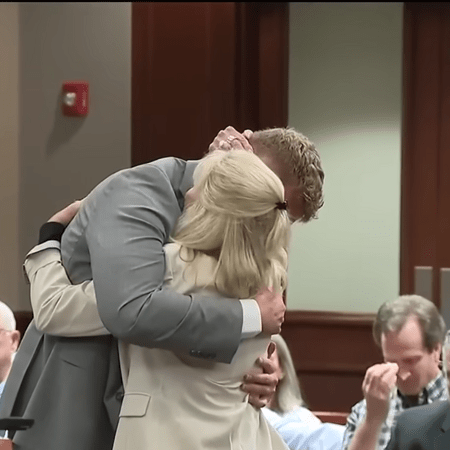 Γυναίκα αγκάλιασε τον οδηγό που παρέσυρε και σκότωσε τον σύζυγό της: «Δεν το έχω ξαναδεί», λέει ο δικαστής