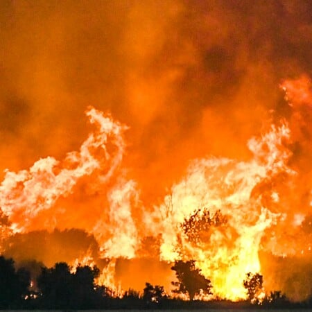 Φωτιά τώρα: Εκκενώνεται η Κάτω Αχαΐα, καίγονται εργοστάσια στη ΒΙΠΕ