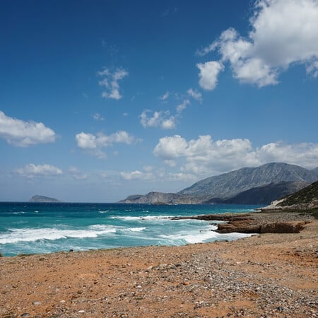 Ο καιρός σήμερα: Βελτιώνονται οι άνεμοι - Υποχωρούν τα 40άρια στα δυτικά