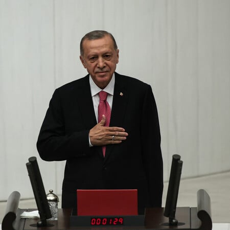 Σκάνδαλο με πλαστά έγγραφα στην Τουρκία κλονίζει την εμπιστοσύνη – Διπλώματα, επίθεση στην αντιπολίτευση και κοινωνική αναταραχή
