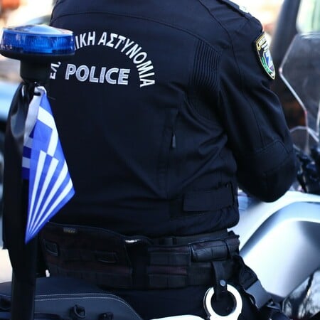 Θεσσαλονίκη: Γυναίκα έριξε χλωρίνη στο πρόσωπο άντρα επειδή έκανε θόρυβο - Δύο συλλήψεις