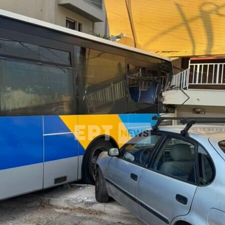 Τροχαίο στου Παπάγου: Λεωφορείο έπεσε σε σπίτι
