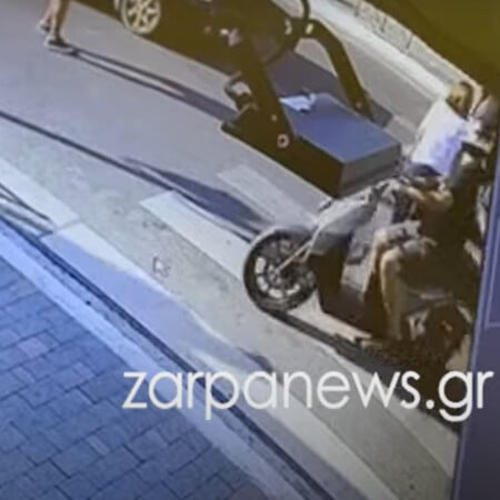 Τροχαίο στα Χανιά: Βίντεο από τη στιγμή που ΙΧ παρασύρει και εκσφενδονίζει πεζό