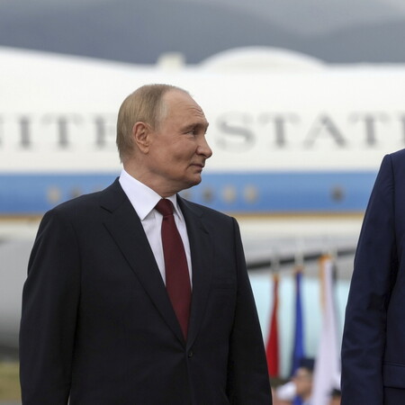 Το Κρεμλίνο «παγώνει» τη συζήτηση για συνάντηση Ζελένσκι - Πούτιν: «Ας έρθει στη Μόσχα»