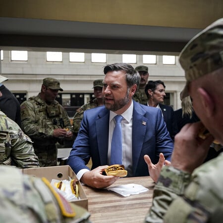 Αποδοκίμασαν έντονα τον Τζέι Ντι Βανς που μοίρασε μπέργκερ στην εθνοφρουρά: «Free DC!»