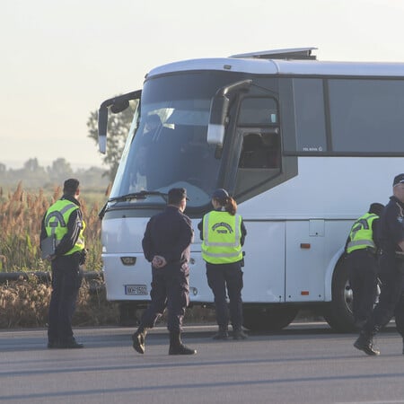 Εγνατία: Έριξαν πέτρες σε τουριστικό λεωφορείο - Τρεις τραυματίες