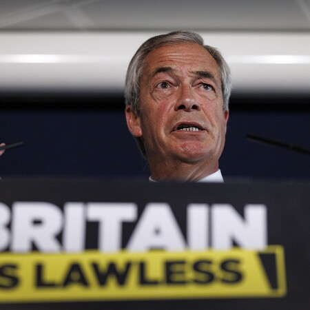 Βρετανία: Σχέδιο α-λα Τραμπ από τον Φάρατζ – Υπόσχεται 600.000 απελάσεις μεταναστών