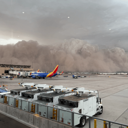 ΗΠΑ: Ισχυρή καταιγίδα σκόνης «κατάπιε» το Φοίνιξ - Ζημιές, διακοπές ρεύματος, ακυρώσεις πτήσεων