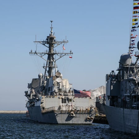 Συναγερμός στη Λατινική Αμερική: Οι ΗΠΑ στέλνουν οκτώ πολεμικά πλοία - Ο Μαδούρο κινητοποιεί στρατό