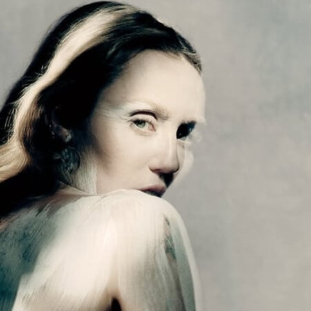 Η Μάιλι Σάιρους είναι το πρώτο πρόσωπο στην ιστορία του οίκου Maison Margiela