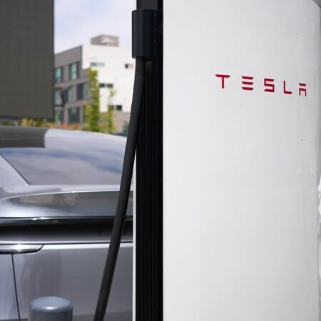 Οι πωλήσεις της Tesla πέφτουν κατά 40% στην Ευρώπη, ενώ ο κινέζος ανταγωνιστής της τριπλασιάζει τις πωλήσεις του