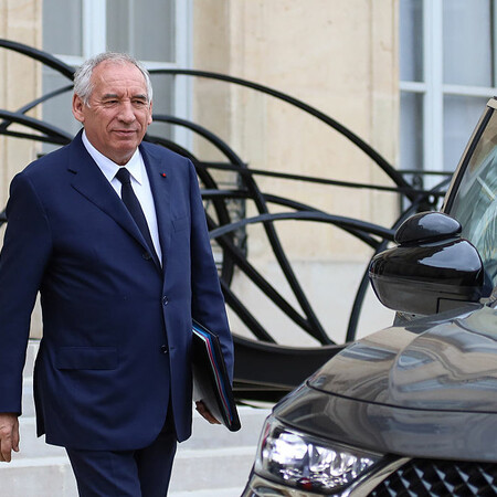 Γάλλοι σοσιαλιστές, ακροδεξιοί και πράσινοι εναντίον Μπαϊρού – Η κυβέρνηση κρέμεται από μία κλωστή