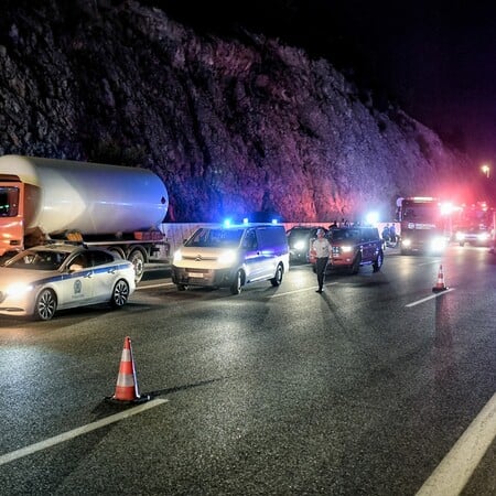 Πώς έγινε το τροχαίο στην εθνική οδό Αθηνών-Κορίνθου: Νταλίκα ανατράπηκε και πήρε φωτιά