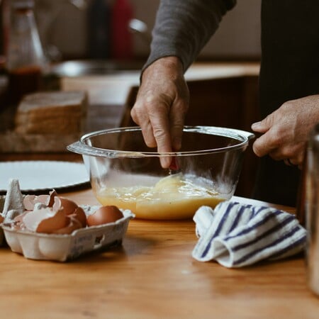 Ευρώπη: Το 2024, περίπου το 9% των νοικοκυριών δεν μπορούσαν να πληρώσουν για ένα γεύμα με κρέας ή ψάρι
