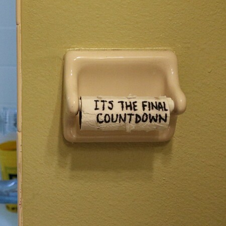 Πόσο TikTok «πρέπει» να βλέπουμε στην τουαλέτα για να μειωθεί ο κίνδυνος αιμορροΐδων